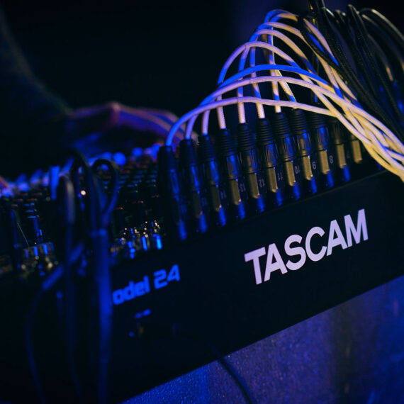 TASCAM Model 24 - Mezclador / interfaz / grabador